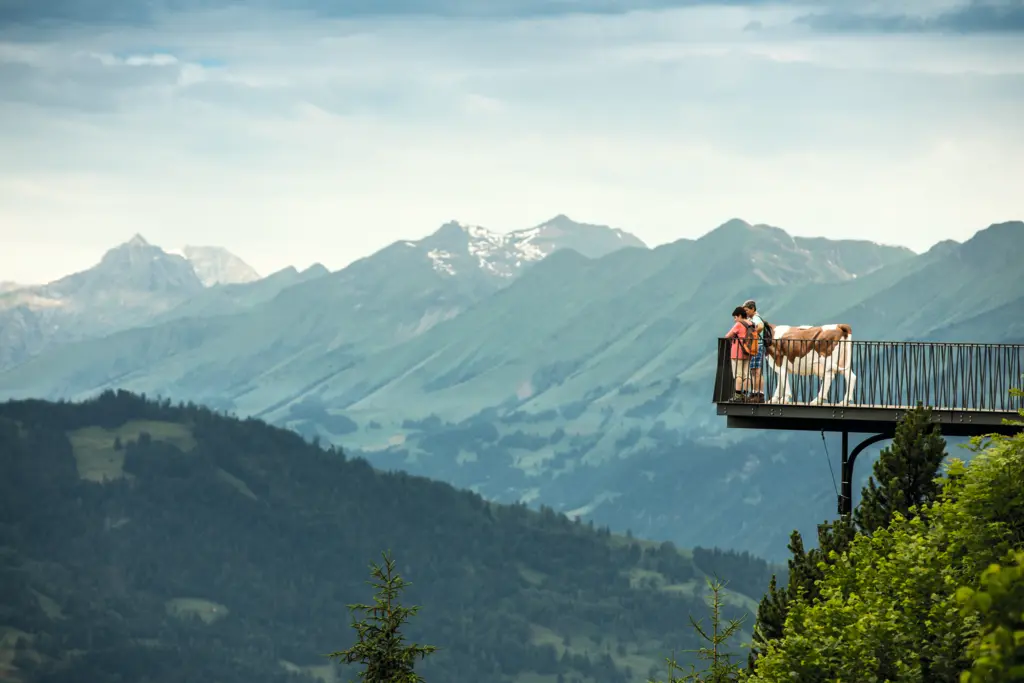 Some kids are enjoying themselves at the viewing platform in Harder Kulm